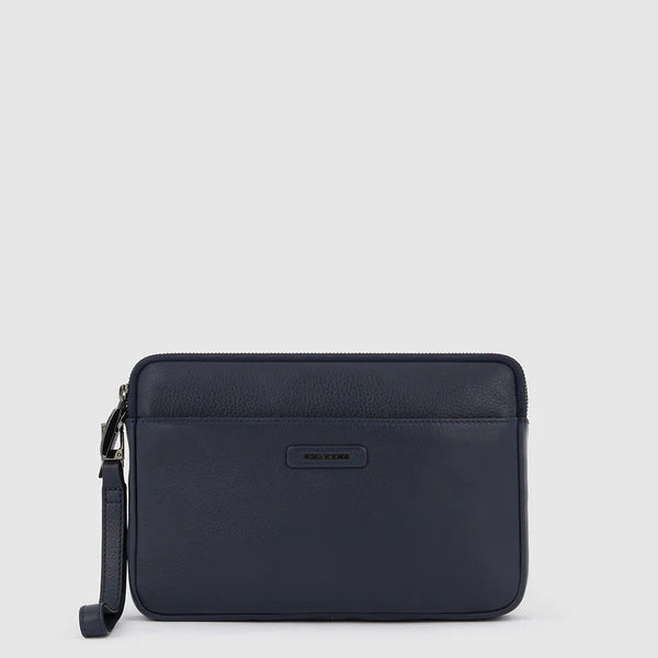 piquadro, pochette a mano, pochette uomo, Pelletteria uomo, Accessori in pelle uomo, Prodotti in pelle uomo, Pelletteria di lusso uomo, Pelle uomo eleganza, Pelle uomo alta qualità, Accessori uomo in pelle, Borse pelle uomo, Pelletteria uomo elegante, Pelletteria uomo casual, Borse pelle uomo da lavoro, Borse pelle uomo da viaggio, Pelletteria uomo per occasioni speciali, Accessori pelle uomo da regalo, Pelle di alta qualità uomo, Pelle morbida uomo, Pelle italiana, Pelletteria uomo sconto, Acquisto pellett