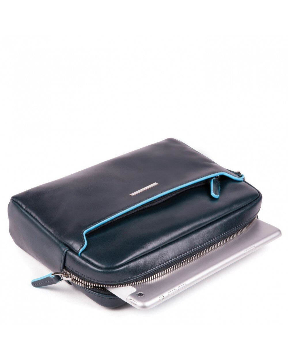 piquadro, pochette con manico, pochette a mano, Pelletteria uomo, Accessori in pelle uomo, Prodotti in pelle uomo, Pelletteria di lusso uomo, Pelle uomo eleganza, Pelle uomo alta qualità, Accessori uomo in pelle, Borse pelle uomo, Borse tracolla pelle uomo, Pelletteria uomo elegante, Pelletteria uomo casual, Borse pelle uomo da lavoro, Borse pelle uomo da viaggio, Pelletteria uomo per occasioni speciali, Accessori pelle uomo da regalo, Pelle di alta qualità uomo, Pelle morbida uomo, Pelle italiana, Pellette