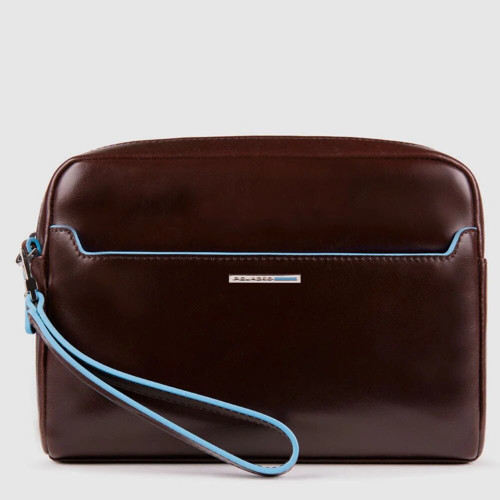 piquadro, pochette con manico, pochette a mano, Pelletteria uomo, Accessori in pelle uomo, Prodotti in pelle uomo, Pelletteria di lusso uomo, Pelle uomo eleganza, Pelle uomo alta qualità, Accessori uomo in pelle, Borse pelle uomo, Borse tracolla pelle uomo, Pelletteria uomo elegante, Pelletteria uomo casual, Borse pelle uomo da lavoro, Borse pelle uomo da viaggio, Pelletteria uomo per occasioni speciali, Accessori pelle uomo da regalo, Pelle di alta qualità uomo, Pelle morbida uomo, Pelle italiana, Pellette