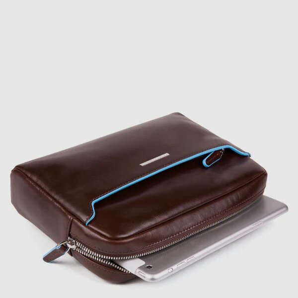 piquadro, pochette con manico, pochette a mano, Pelletteria uomo, Accessori in pelle uomo, Prodotti in pelle uomo, Pelletteria di lusso uomo, Pelle uomo eleganza, Pelle uomo alta qualità, Accessori uomo in pelle, Borse pelle uomo, Borse tracolla pelle uomo, Pelletteria uomo elegante, Pelletteria uomo casual, Borse pelle uomo da lavoro, Borse pelle uomo da viaggio, Pelletteria uomo per occasioni speciali, Accessori pelle uomo da regalo, Pelle di alta qualità uomo, Pelle morbida uomo, Pelle italiana, Pellette