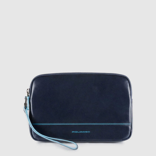 piquadro, pochette con polsiera, pochette a mano, Pelletteria uomo, Accessori in pelle uomo, Prodotti in pelle uomo, Pelletteria di lusso uomo, Pelle uomo eleganza, Pelle uomo alta qualità, Accessori uomo in pelle, Borse pelle uomo, Borse tracolla pelle uomo, Pelletteria uomo elegante, Pelletteria uomo casual, Borse pelle uomo da lavoro, Borse pelle uomo da viaggio, Pelletteria uomo per occasioni speciali, Accessori pelle uomo da regalo, Pelle di alta qualità uomo, Pelle morbida uomo, Pelle italiana, Pellet