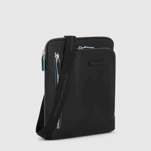 piquadro, tracolla con doppia tasca frontale, tracolla piccola, tracolla uomo, Pelletteria uomo, Accessori in pelle uomo, Prodotti in pelle uomo, Pelletteria di lusso uomo, Pelle uomo eleganza, Pelle uomo alta qualità, Accessori uomo in pelle, Borse pelle uomo, Borse tracolla pelle uomo, Pelletteria uomo elegante, Pelletteria uomo casual, Borse pelle uomo da lavoro, Borse pelle uomo da viaggio, Pelletteria uomo per occasioni speciali, Accessori pelle uomo da regalo, Pelle di alta qualità uomo, Pelle morbida