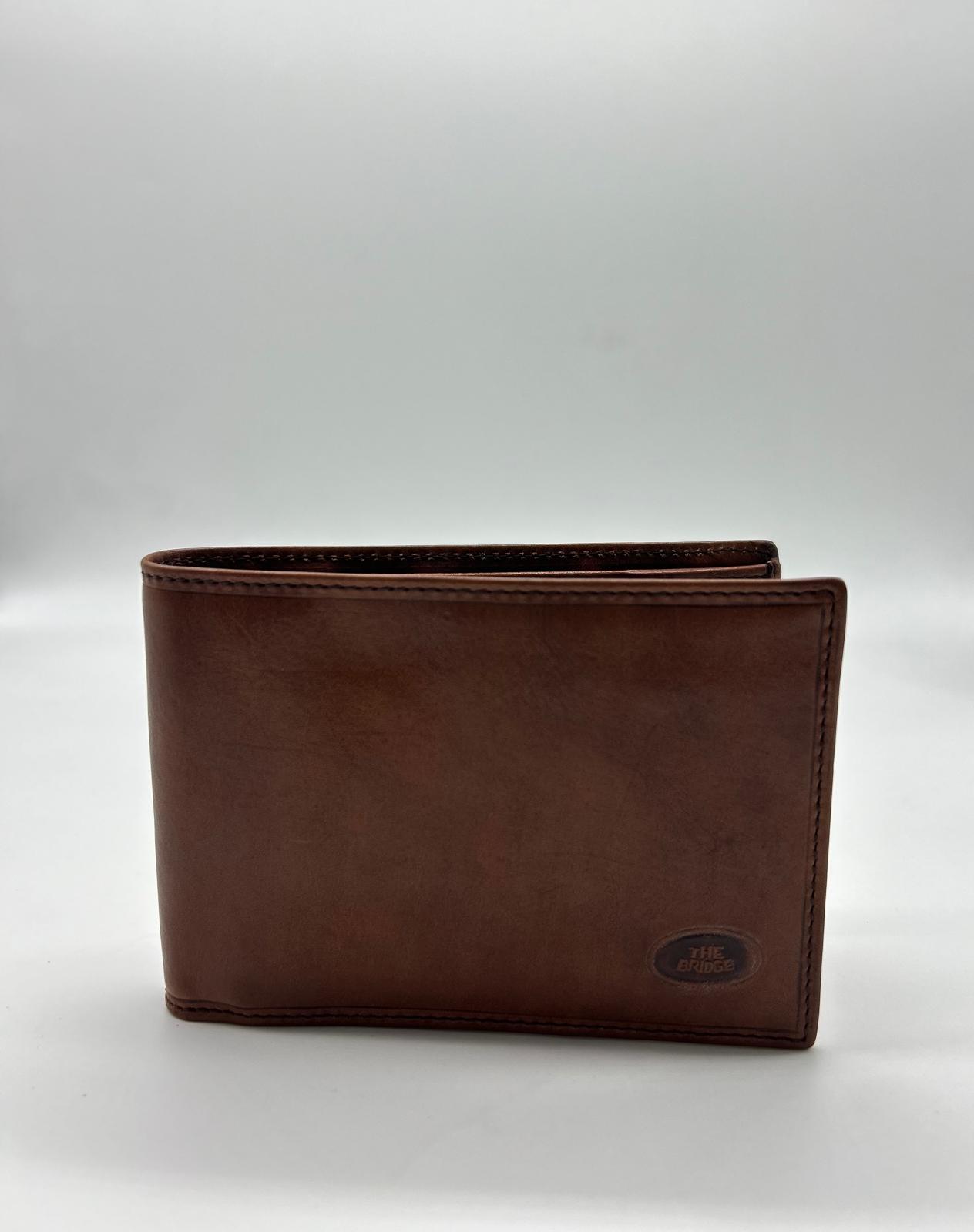 Pelletteria uomo The Bridge, Accessori in pelle uomo, Prodotti in pelle uomo, Pelletteria di lusso uomo, Pelle uomo eleganza, Pelle uomo alta qualità, Accessori uomo in pelle, Borse pelle uomo, Portafogli pelle uomo, Zaini pelle uomo, Portachiavi in pelle uomo, Porta carte di Credito, Borse tracolla pelle uomo, Valigie pelle uomo, Pelletteria uomo elegante, Pelletteria uomo casual, Borse pelle uomo da lavoro, Borse pelle uomo da viaggio, Pelletteria uomo per occasioni speciali, Accessori pelle uomo da regal