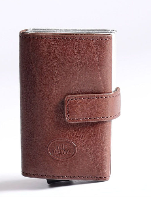 Pelletteria uomo The Bridge, Accessori in pelle uomo, Prodotti in pelle uomo, Pelletteria di lusso uomo, Pelle uomo eleganza, Pelle uomo alta qualità, Accessori uomo in pelle, Borse pelle uomo, Portafogli pelle uomo, Zaini pelle uomo, Portachiavi in pelle uomo, Porta carte di Credito, Borse tracolla pelle uomo, Valigie pelle uomo, Pelletteria uomo elegante, Pelletteria uomo casual, Borse pelle uomo da lavoro, Borse pelle uomo da viaggio, Pelletteria uomo per occasioni speciali, Accessori pelle uomo da regal