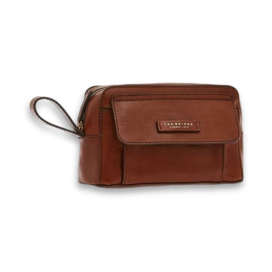 the bridge, pochette vespucci, pochette uomo, Pelletteria uomo the bridge, Accessori in pelle uomo, Prodotti in pelle uomo, Pelletteria di lusso uomo, Pelle uomo eleganza, Pelle uomo alta qualità, Accessori uomo in pelle, Borse pelle uomo, Borse tracolla pelle uomo, Valigie pelle uomo, Pelletteria uomo elegante, Pelletteria uomo casual, Borse pelle uomo da lavoro, Borse pelle uomo da viaggio, Pelletteria uomo per occasioni speciali, Accessori pelle uomo da regalo, Pelle di alta qualità uomo, Pelle morbida u