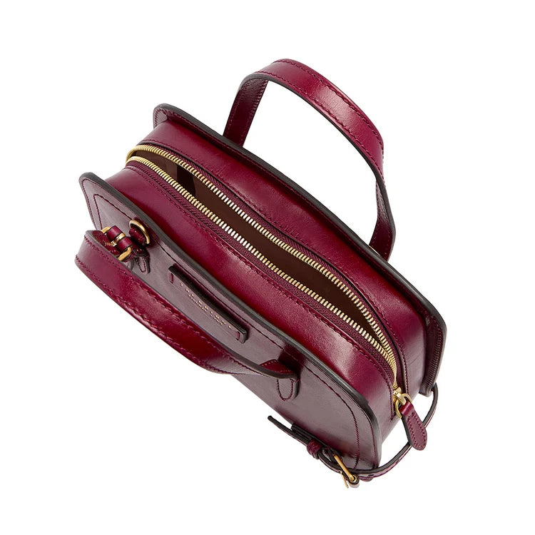 Pelletteria donna, Accessori in pelle donna, Prodotti in pelle donna, Pelletteria di lusso donna, Pelle donna eleganza, Pelle donna alta qualità, Accessori donna in pelle, Borse pelle donna, Portafogli pelle donna, Zaini pelle donna, Portachiavi in pelle donna, Porta carte di credito donna, Borse tracolla pelle donna, Valigie pelle donna, Pelletteria donna elegante, Pelletteria donna casual, Borse pelle donna da lavoro, Borse pelle donna da viaggio, Pelletteria donna per occasioni speciali, Accessori pelle 