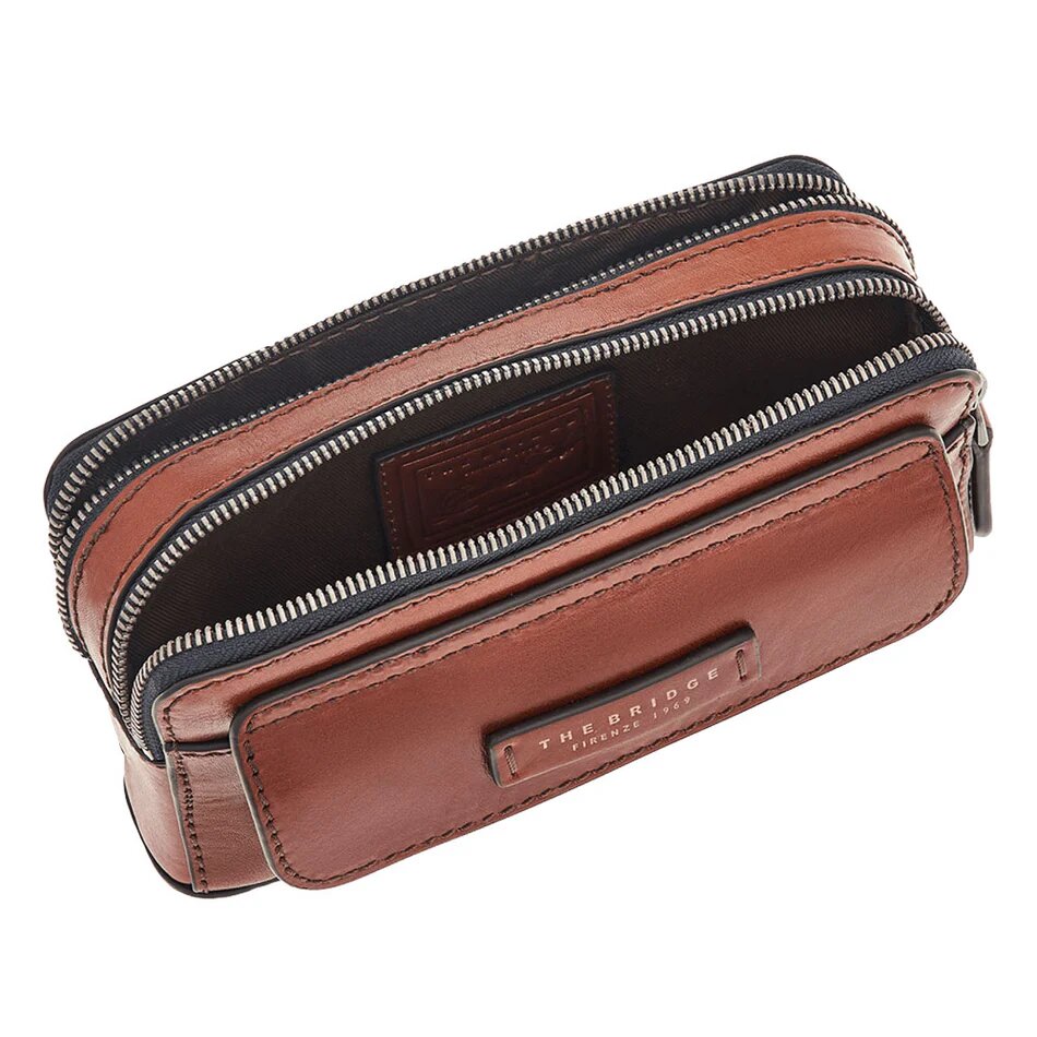 the bridge, pochette alberto con polsiera, pochette con tracolla, tracollina alberto, tracolla uomo, Pelletteria uomo the bridge, Accessori in pelle uomo, Prodotti in pelle uomo, Pelletteria di lusso uomo, Pelle uomo eleganza, Pelle uomo alta qualità, Accessori uomo in pelle, Borse pelle uomo, Borse tracolla pelle uomo, Pelletteria uomo elegante, Pelletteria uomo casual, Borse pelle uomo da lavoro, Borse pelle uomo da viaggio, Pelletteria uomo per occasioni speciali, Accessori pelle uomo da regalo, Pelle di